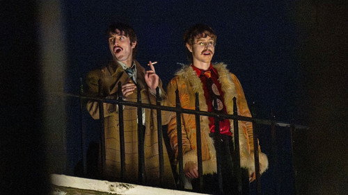 Актори відтворюють знаменитий концерт The Beatles на даху — кадр зі зйомок байопіка Сема Мендеса