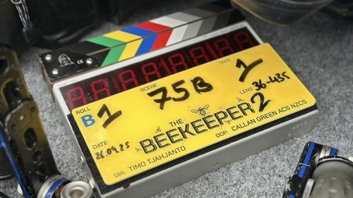 Хлопавка зі знімального майданчика «Бджоляр 2» з ім'ям режисера Тімо Тьяхджанто
