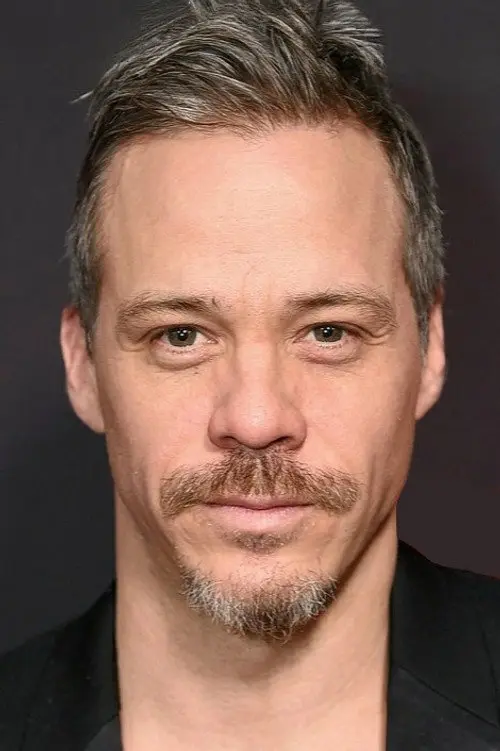 Фото Michael Raymond-James