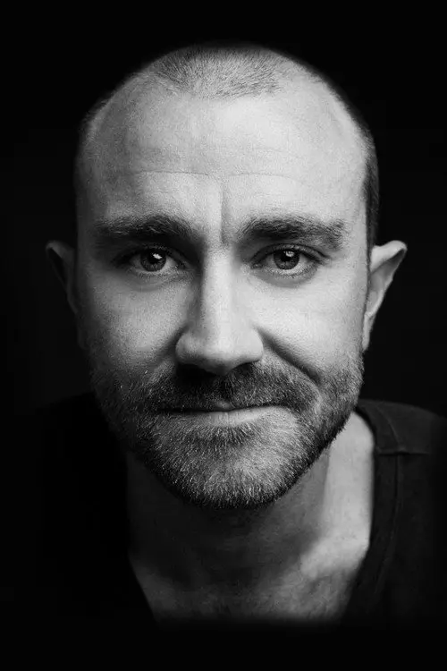 Фото Josh McConville