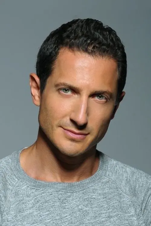 Фото Sasha Roiz
