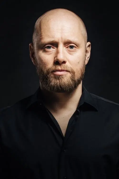 Фото Aksel Hennie