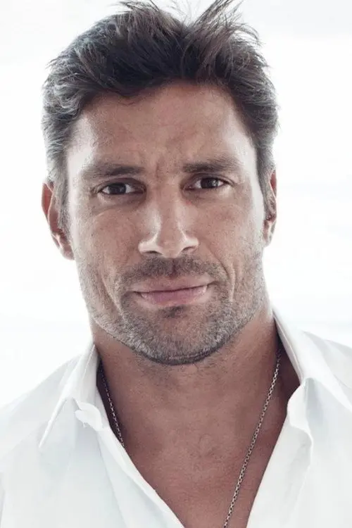 Фото Manu Bennett